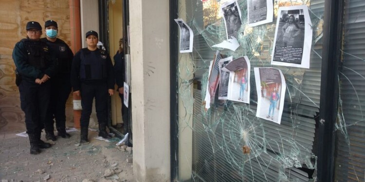 UNIDAD FISCAL. Los incidentes en plena marcha ayer en Mendoza.
