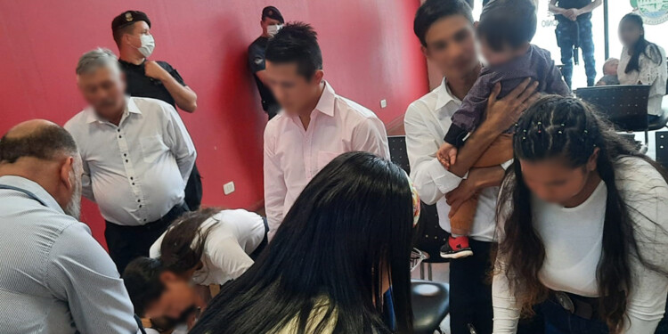 FIRMA. Los jóvenes durante la ceremonia en el registro civil obereño, detrás los efectivos que los custodiaban.