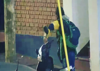 Fue filmado mientras intentaba robar una moto y lo detuvieron