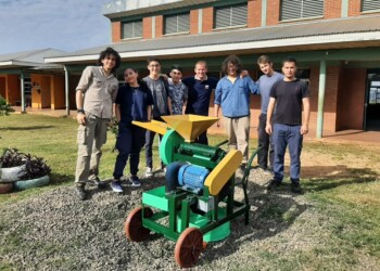 Ingenio misionero: sin taller, nueve jóvenes lograron construir procesadora de granos