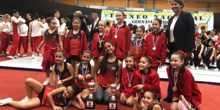 BRILLARON. Las chicas de KS con las copas y las medallas que ganaron en el Nacional en Posadas. (Gentileza Karla Sosa)