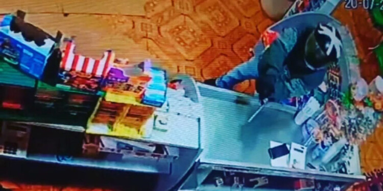 GRABADO. Las cámaras captaron el momento del atraco y al sospechoso.