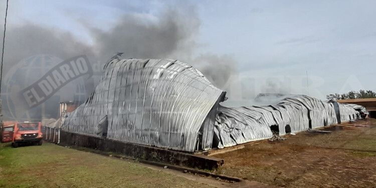 ENFRIAMIENTO. Una vez finalizado y tras remover los escombros los bomberos comenzarán a realizar las pericias para establecer los motivos del siniestro.