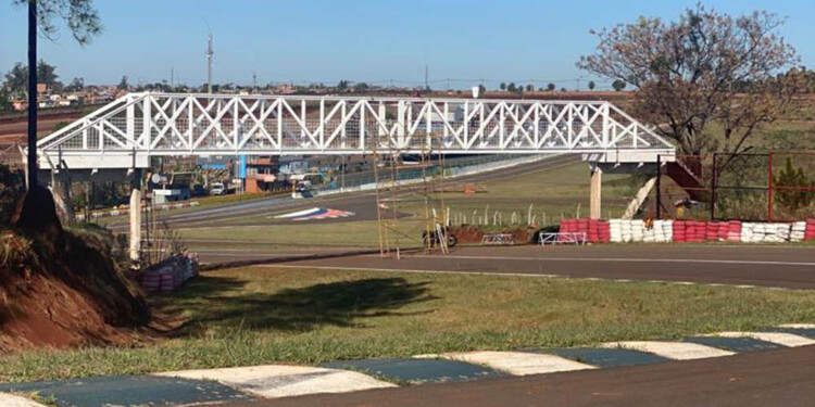 CLÁSICO. El jueves fue colocado el puente, muy esperado por todos.