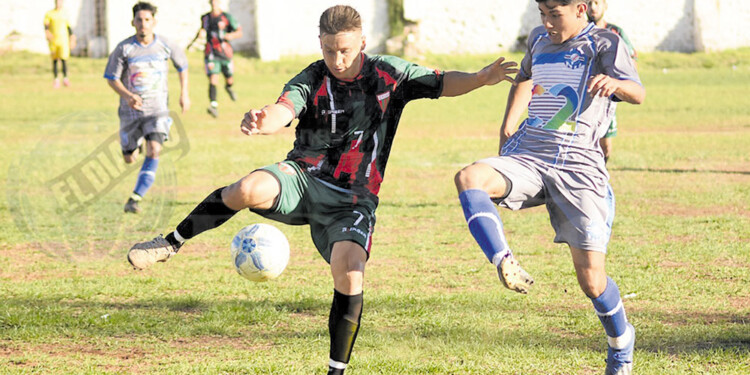 NO FALLA. Néstor Barrientos (7) intenta controlar la pelota. El “polaquito” marcó de penal para el equipo Verdirrojo.