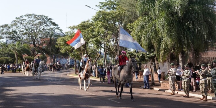 Apóstoles conmemoró el Día de la Independencia con acto y desfile