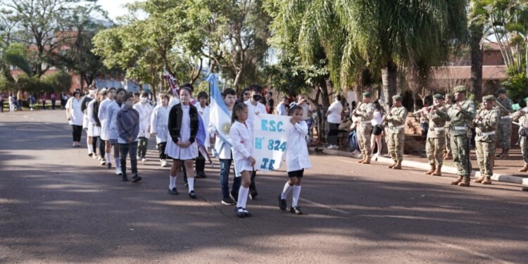 Apóstoles conmemoró el Día de la Independencia con acto y desfile