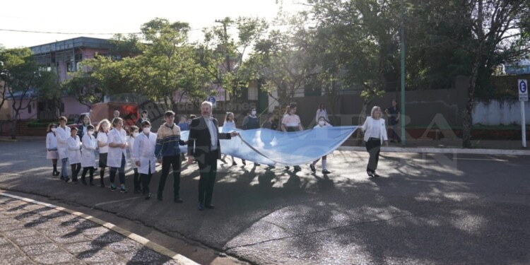 Apóstoles conmemoró el Día de la Independencia con acto y desfile