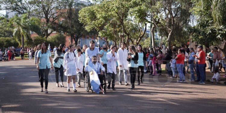 Apóstoles conmemoró el Día de la Independencia con acto y desfile
