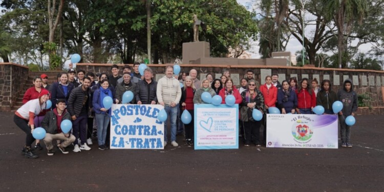 EQUIPO. Se sumaron a la movilización vecinos y funcionarios del municipio apostoleño.