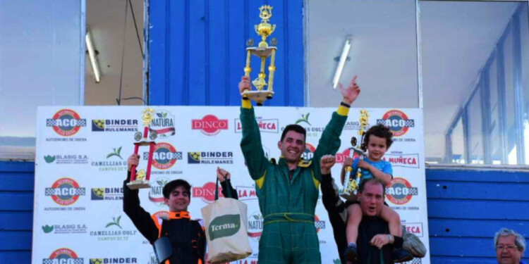 PELEA MAYOR. Ayrton Bose celebra, ayer, en lo alto del podio de la 4T Estándar, que promete un final apasionante. (Fotos Gentileza D.Recktor/Prensa FeMAD).