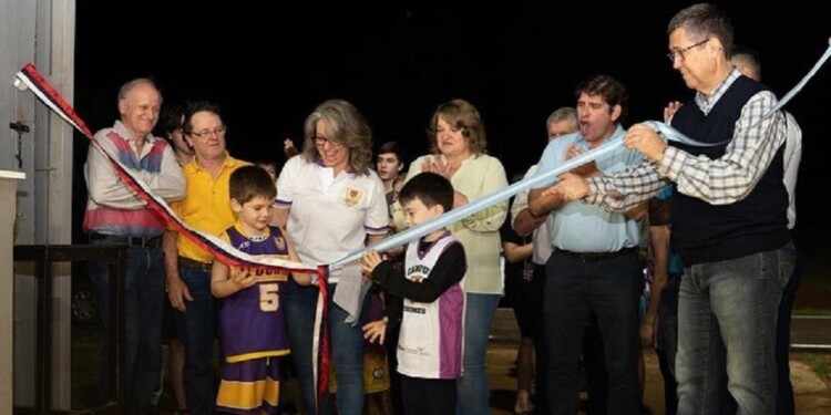EL MOMENTO MÁS ESPERADO. El corte de cinta que inauguró el estadio.