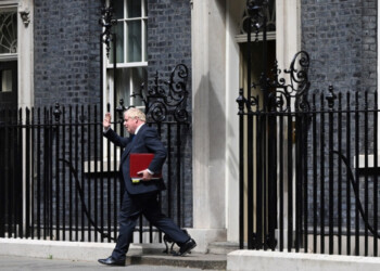 Pese a ola de renuncias, Johnson asegura que sigue al frente del Gobierno