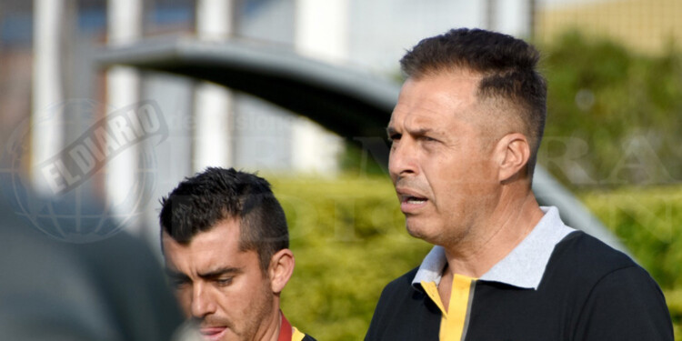 SONRIENTE Y CONFIADO. Así se lo vio ayer al flamante entrenador Sandro Bárbaro, en la presentación en Santa Inés.