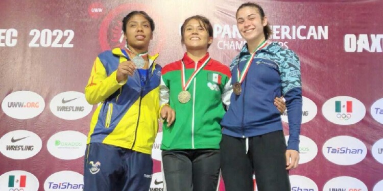POSTAL. Camila, junto a la campeona Rojas Chávez y a Gruezo Ortíz.