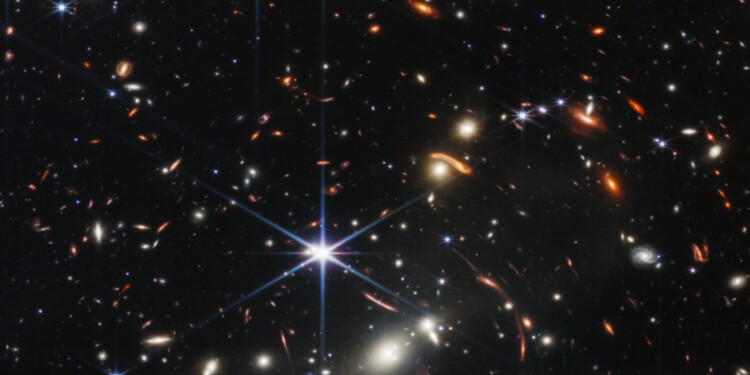 La primera imagen a todo color del telescopio espacial James Webb de la NASA, un revolucionario aparato diseñado para asomarse al cosmos hasta los albores del universo, muestra el cúmulo de galaxias SMACS 0723, conocido como el Primer Campo Profundo de Webb