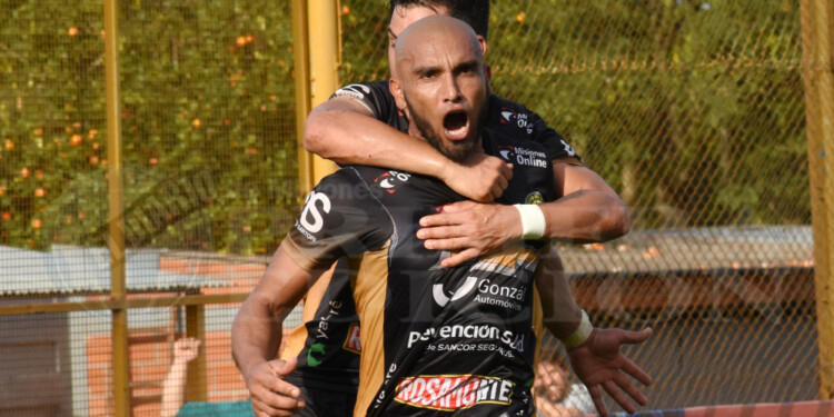 GRITO SAGRADO. Cristian Campozano marcó el tanto del triunfo para Crucero y lo grita a todo el estadio del Colectivero.