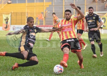 Crucero no encuentra el rumbo y va en caída libre