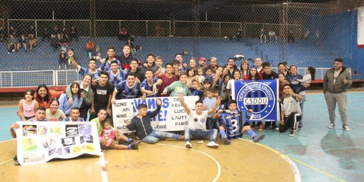 AGUANTE. El equipo dirigido por Hugo Quintana, junto a los hinchas que acompañaron al team en el desempate.