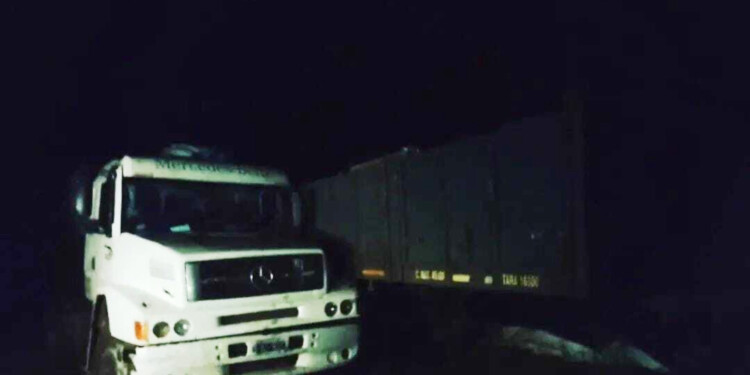 EN BUSCA DE “RECURSOS”. Se cree que la banda “costea” sus gastos mediante los robos, como el del camión.