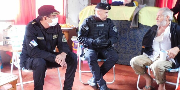 ENTREVISTA. El colono asaltado junto al jefe de la Policía de Misiones (centro) y el jefe de la UR-VIII San Vicente.