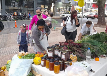 Plaza dulce en Posadas con productos regionales