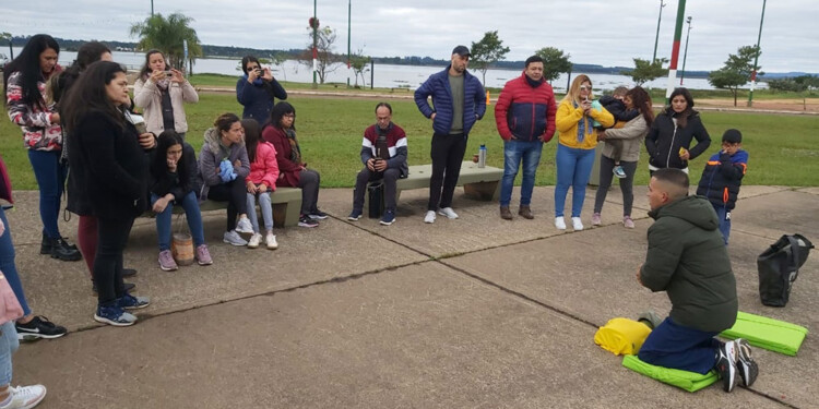 VOLUNTARIO. Hace un año el profesional da cursos gratuitos de RCP en las calles
