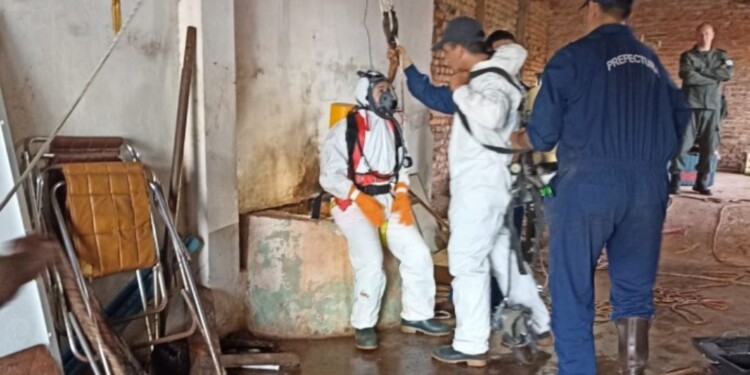 PERFORACIÓN. El equipo asignado de la Prefectura Naval intervino para registrar el profundo pozo o aljibe en el centro obereño.