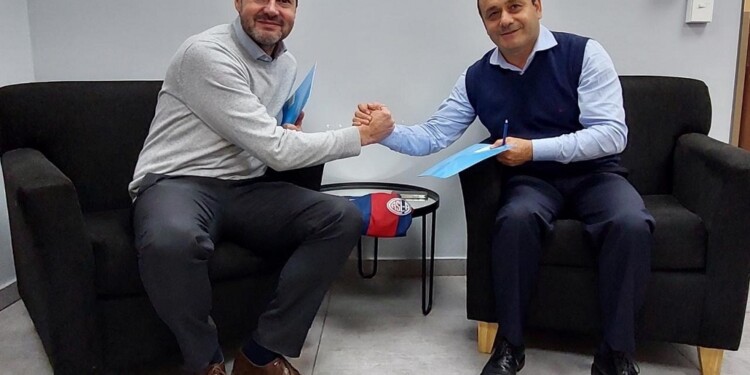 TURISMO Y SAN LORENZO. Herrera Ahuad tras la firma del convenio recibió una camiseta de San Lorenzo, su club.