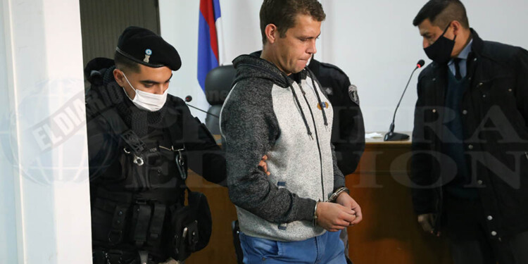 JUZGADO. Moraes es llevado esposado a cumplir la condena de quince años a la Unidad Penal II.