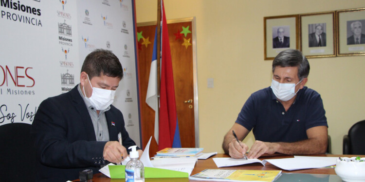 ACUERDO. El ministro Alarcón y el presidente Szychowski en la rúbrica del convenio entre las instituciones.