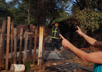 El fuego consumió una vivienda en Villa Cabello
