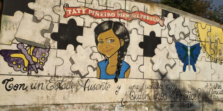 En Puerto Esperanza, la familia y diversas agrupaciones de mujeres se concentran frente al Mural de Taty Piñeiro.