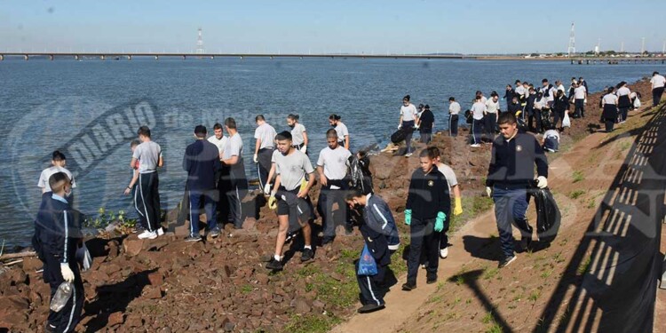 Cadetes del Liceo Storni realizaron una nueva jornada de limpieza en la costanera