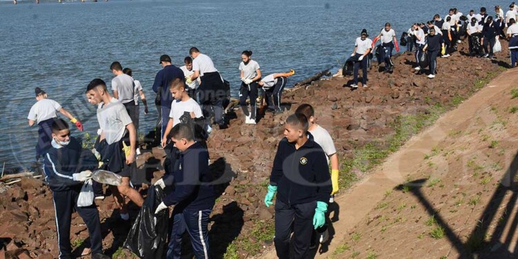 Cadetes del Liceo Storni realizaron una nueva jornada de limpieza en la costanera