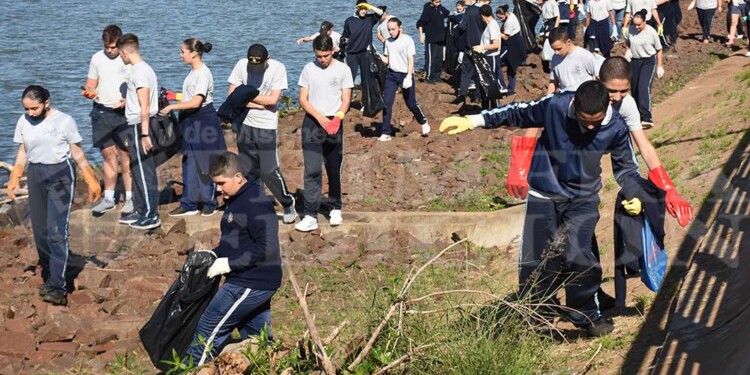 Cadetes del Liceo Storni realizaron una nueva jornada de limpieza en la costanera