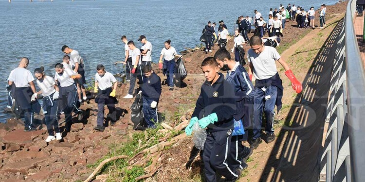 Cadetes del Liceo Storni realizaron una nueva jornada de limpieza en la costanera