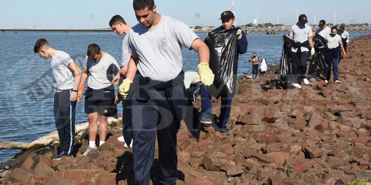 Cadetes del Liceo Storni realizaron una nueva jornada de limpieza en la costanera