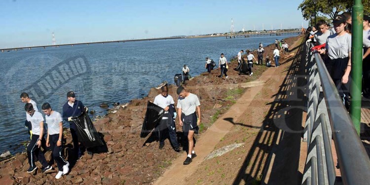 Cadetes del Liceo Storni realizaron una nueva jornada de limpieza en la costanera