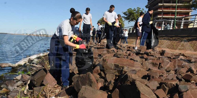 Cadetes del Liceo Storni realizaron una nueva jornada de limpieza en la costanera