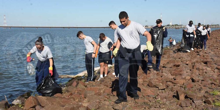 Cadetes del Liceo Storni realizaron una nueva jornada de limpieza en la costanera