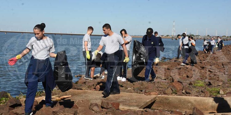Cadetes del Liceo Storni realizaron una nueva jornada de limpieza en la costanera
