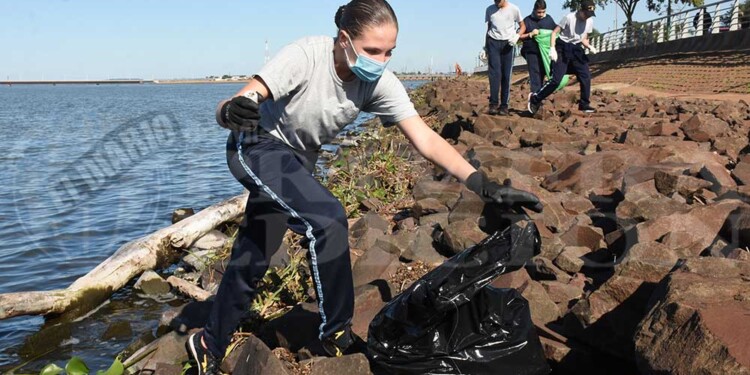 Cadetes del Liceo Storni realizaron una nueva jornada de limpieza en la costanera