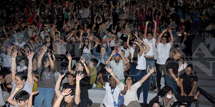 “Cielo Abierto”: Cantos y alabanzas colmaron el anfiteatro Manuel Antonio Ramírez