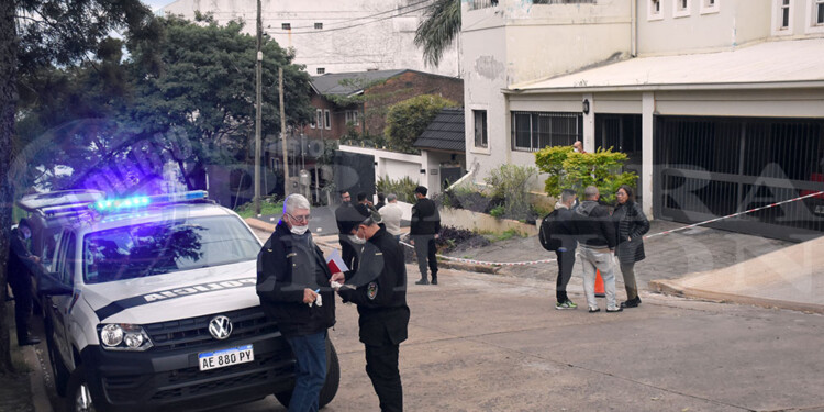 DESPLIEGUE. Investigadores policiales e integrantes de la Policía Científica trabajaron ayer en el inmueble cerca del Parque Paraguayo.