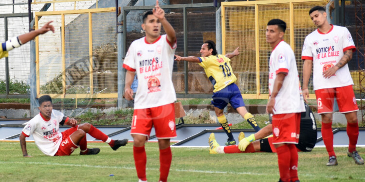 Atrás de todos, Fabián “El Águila” Sosa festeja su gol en el clásico. Adelante la desazón del "Globo".