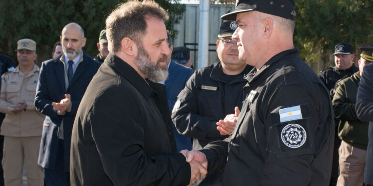 EN FUNCIÓN. Urbanek, (derecha) asumió su cargo en Rosario el jueves.