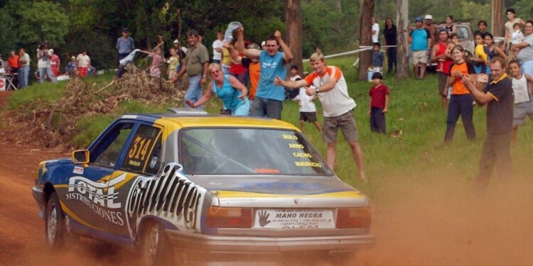 UNA POSTAL. Pauly Koch ante su público, a bordo del Renault 18 con el que fue campeón en el año 2004.