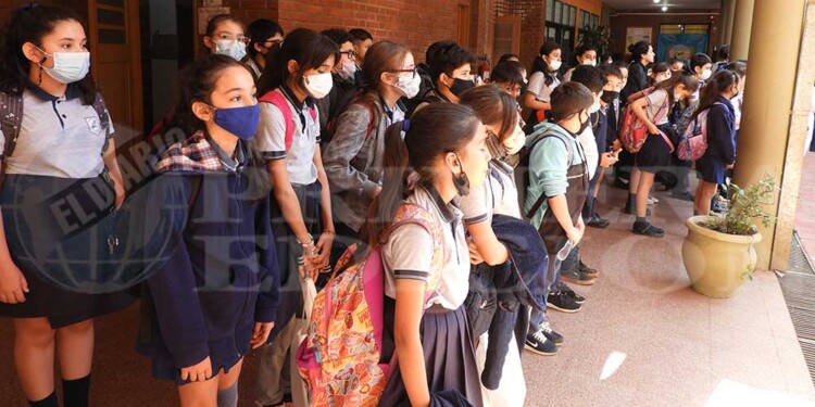 A pesar de no ser obligatorio, muchos estudiantes utilizan el barbijo en las aulas