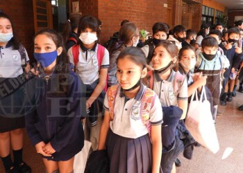 A pesar de no ser obligatorio, muchos estudiantes utilizan el barbijo en las aulas